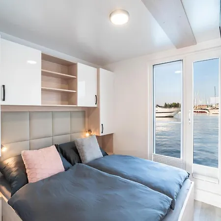 Botel Maritime Houseboat With Rooftop Lounge 3*