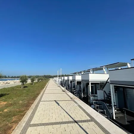 Botel Maritime Houseboat With Rooftop Lounge 3*