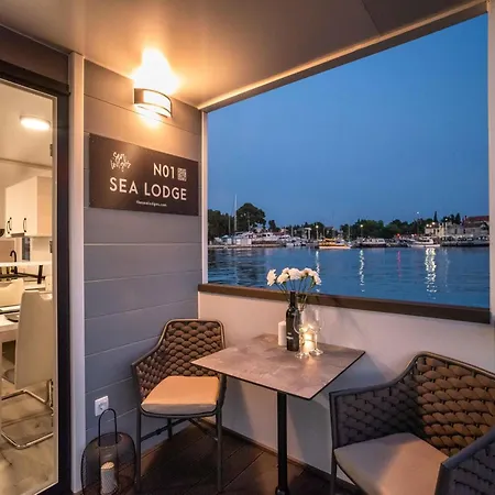 Maritime Houseboat With Rooftop Lounge Botel 3*