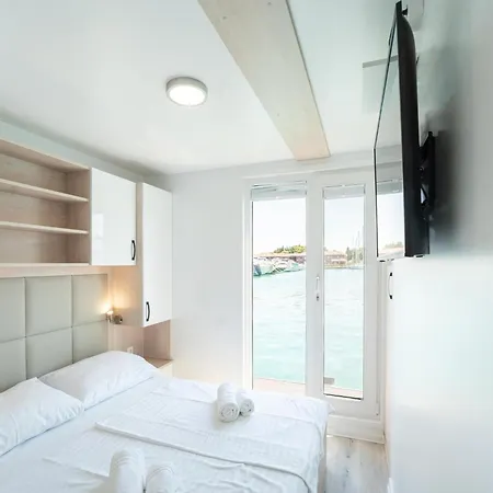 Maritime Houseboat With Rooftop Lounge Botel Novigrad Istria