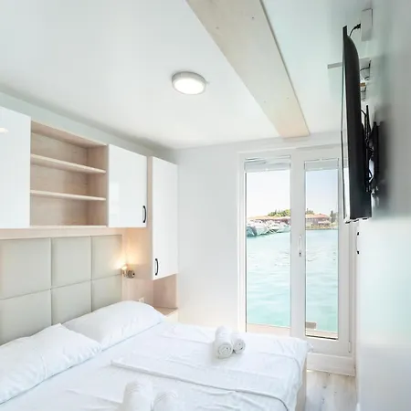 Maritime Houseboat With Rooftop Lounge Novigrad Istria