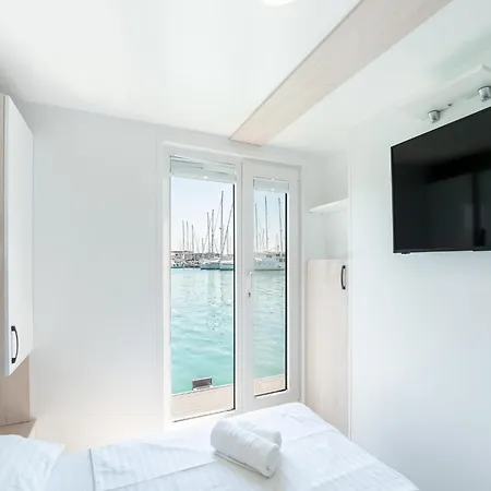 Botel Maritime Houseboat With Rooftop Lounge 3*