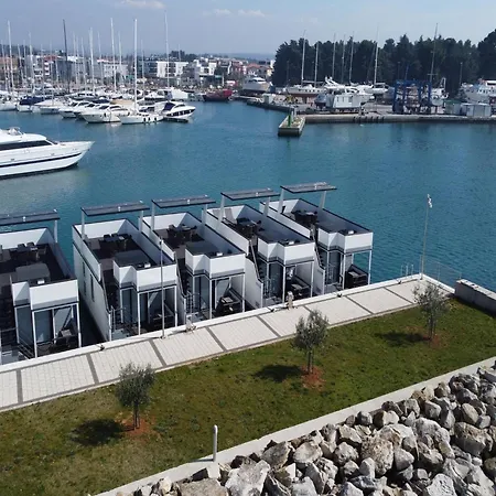 Botel Maritime Houseboat With Rooftop Lounge 3*