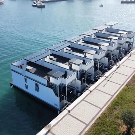 Maritime Houseboat With Rooftop Lounge Botel 3*