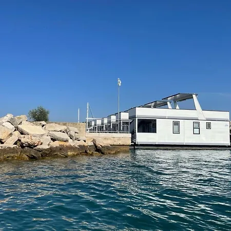 Maritime Houseboat With Rooftop Lounge Botel