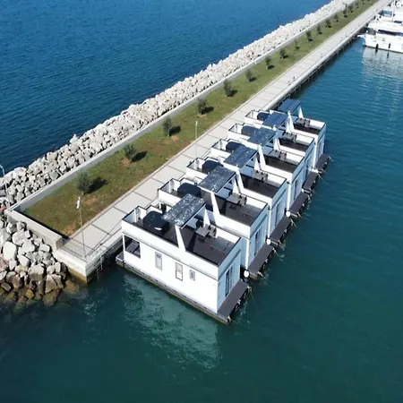 Botel Maritime Houseboat With Rooftop Lounge 3*