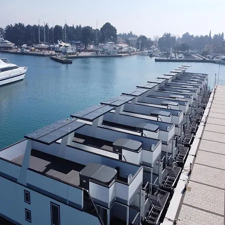 Maritime Houseboat With Rooftop Lounge Botel