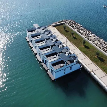 Maritime Houseboat With Rooftop Lounge Botel 3*